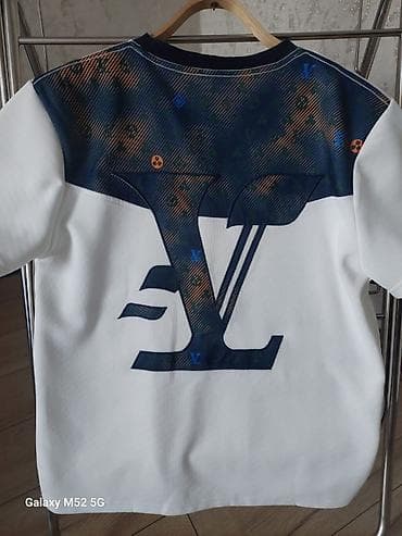 футболка levis мужская: Белая мужская футболка с коротким рукавом и контрастной темно‑синей — 1