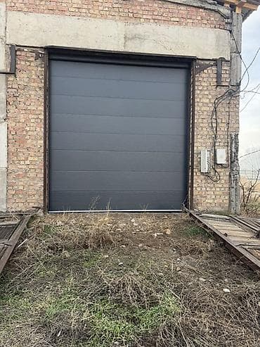 Секционные промышленные ворота с калиткой - Тип: подъемно-секционные