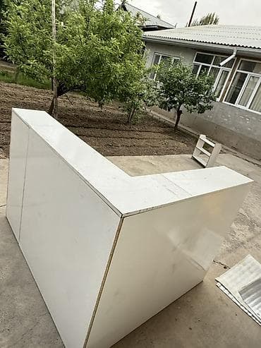 ресепшн столы: Угловая стойка-ресепшн/рабочий стол белого цвета. - Компоновка — 5