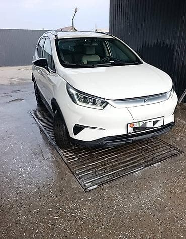 jac j7: Электромобиль кроссовер (белый кузов) - Полностью электрический — 2