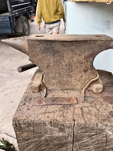 наковальня цена: Кузнечный наковальня с рогом и квадратным отверстием (hardy-hole) — 1