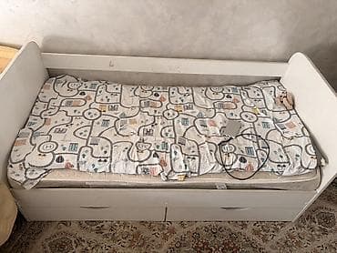 Дешево Детская односпальная кровать-диван с бортиками и выдвижными