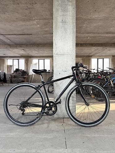 fixed gear: Городской/фитнес‑велосипед с легкой алюминиевой рамой и прямым рулем — 1