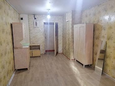 Бөлмөлөр: Сдаётся просторная комната - Площадь: примерно 16–20 м² (визуально — — 1