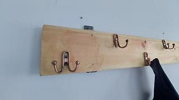 Вешалки: Настенная вешалка для одежды на планке из натурального дерева. - — 1