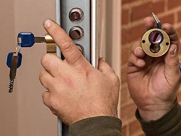 услуга вскрытие дверей: Услуги слесаря-замочника - Вскрытие дверей без повреждений (квартиры — 1