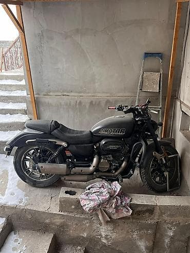 матор кармаган: Мотоцикл QJMOTO черного цвета, выполненный в стиле круизер. Модель — 1