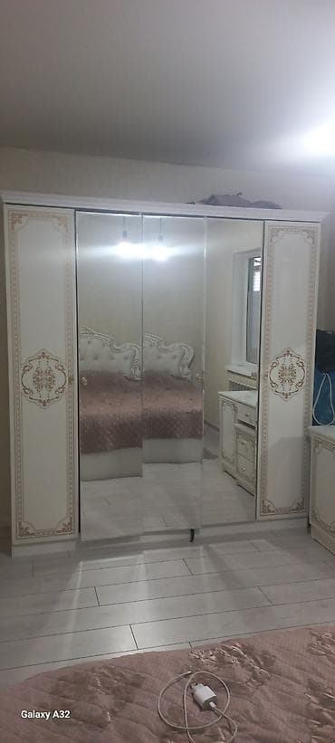 Спальный гарнитур в классическом стиле Состав: - Кровать двуспальная