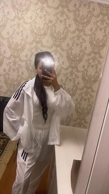 Личные вещи: Женский спортивный костюм из нейлона (ветровочный комплект) - Состав — 2