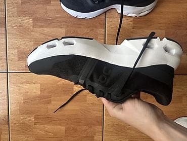 on cloud: Новые Кроссовки On Running черного цвета с контрастной белой подошвой — 4