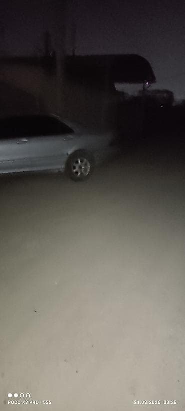 Седан бизнес‑класса серебристого цвета. - Кузов: 4-дверный