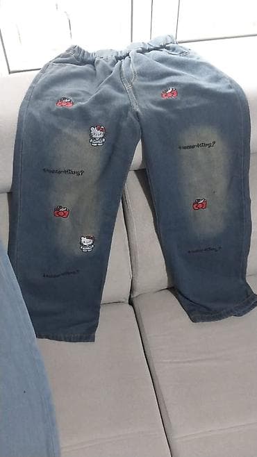 Детские джинсовые брюки с вышивкой Hello Kitty и клубничками. - Цвет