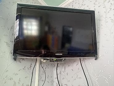 Телевизор Samsung, диагональ ориентировочно 32". Плоская панель