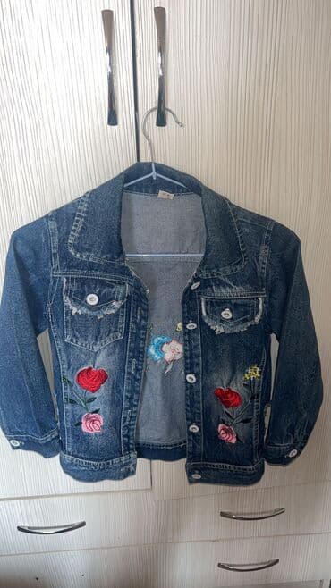 джинсы голубые: Джинсовые куртки на 5-6 лет В отличном состоянии, носили мало так как — 3