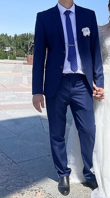 Мужской комплект одежды для торжественных и деловых мероприятий.Одет