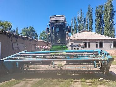 r14 175: Комбайн зерноуборочный с жаткой - Самоходный комбайн зелёного цвета с — 5