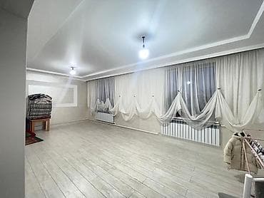 хоз постройки: Продаётся дом с закрытым двором и хозяйственными постройками. - — 6