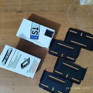 Комплект креплений для двух автомобильных номерных знаков (рамки