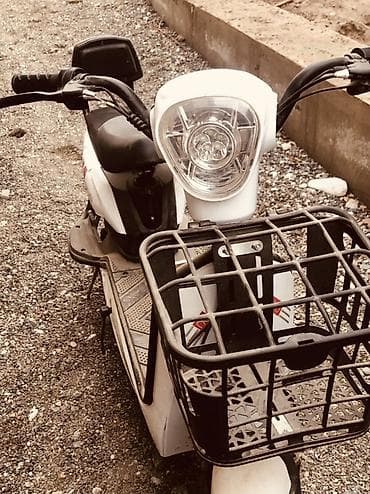 motor bikes: Скутер с передней грузовой корзиной. Особенности: - Компактный — 1