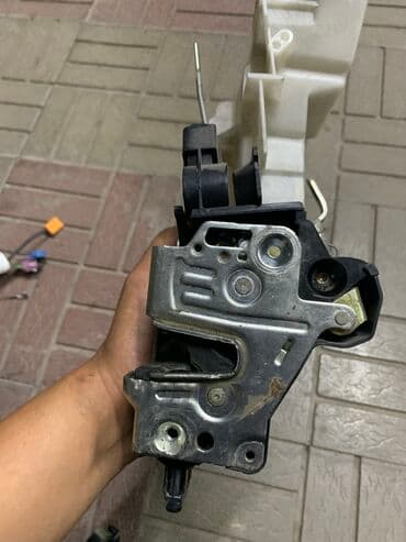 реставрация бронированных дверей: Дверной замок на Мерседес w210, правая сторона — 2