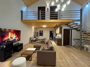 Современный дом с двусветной гостиной и панорамным остеклением -