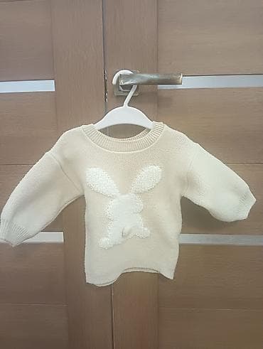 Сырткы кийимдер: Детский вязаный свитер с аппликацией зайчика, молочно-кремового цвета — 1