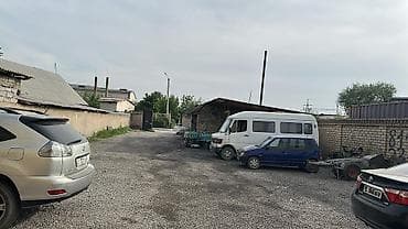 Открытая ограждённая площадка под парковку/складирование, территория в