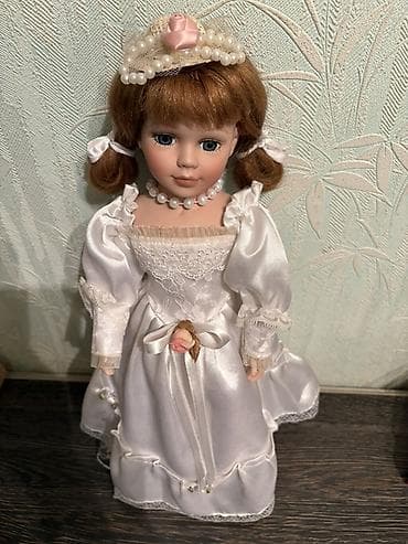 буу вещи: Фарфоровая кукла в нарядном образе. Ничего не сломано, на затылке — 2