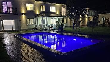 аренда бильярд клуб: Двухэтажный загородный дом с подсветкой фасада и собственным двором — 1