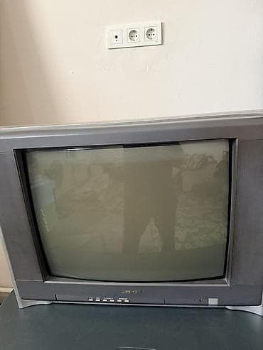 приставка о тв: Телевизор кинескопный (CRT), серебристо‑серого цвета. Основные — 1
