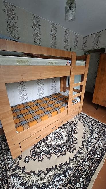 Двухъярусные кровати: Двухъярусная кровать из ЛДСП (цвет — вишня). Компактное и удобное — 1