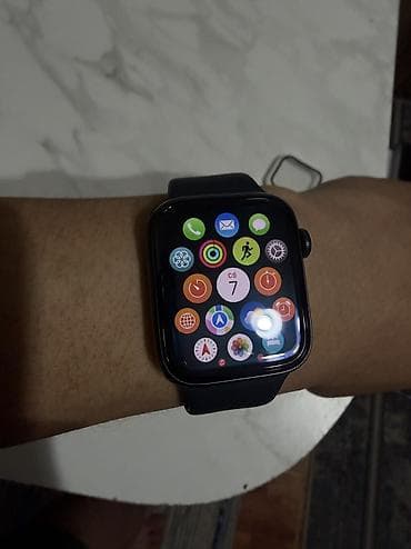 Apple Watch SE 3 (2025) 44mm с силиконовым ремешком (черный цвет) и