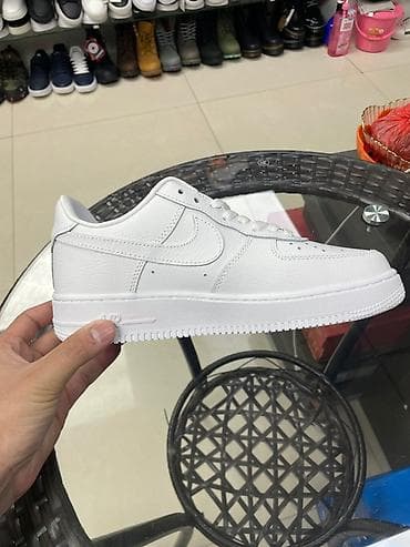 nike air force: Белые низкие кроссовки в классическом стиле. Особенности: - Верх из — 4