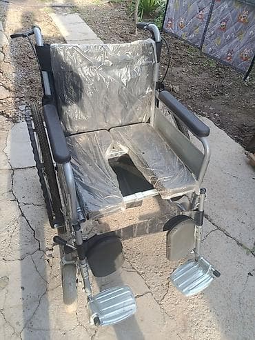 Инвалидная кресло-коляска с санитарным вырезом и съемным судном -
