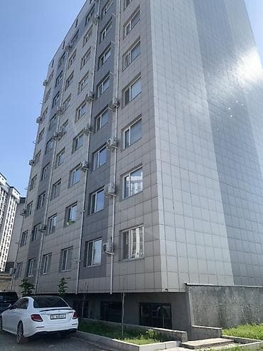 Коммерческое помещение на цокольном уровне в современном многоэтажном