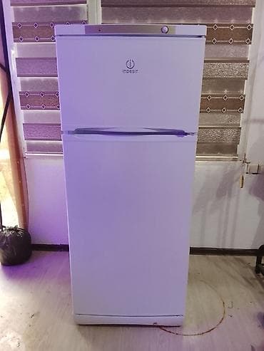 Холодильник Indesit, классическая белая модель с верхней морозильной