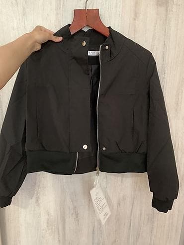 Чёрная укороченная куртка-бомбер - Прямой силуэт, длина по талии -