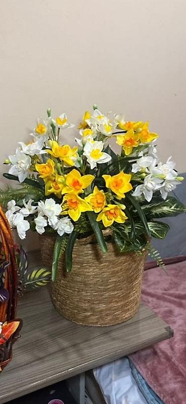 плетёные корзины: Искусственные цветочные композиции в декоративных контейнерах. - — 4