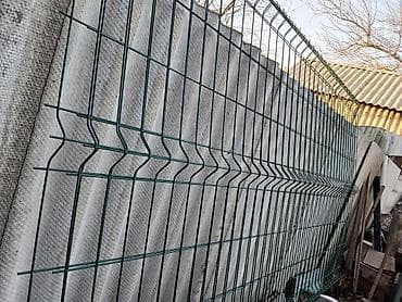 Панель секционного 3D-забора (проволочная сварная сетка с V-ребрами