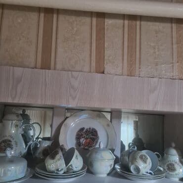 Фарфоровый сервиз с классическим рисунком. Состав набора (по фото): -