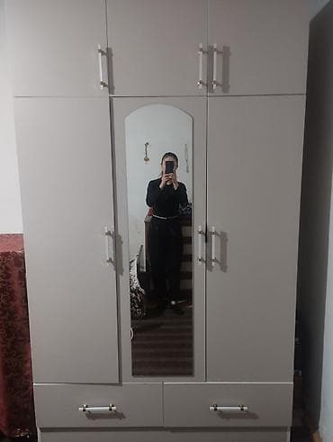 Трёхстворчатый шкаф для одежды с зеркалом. - Цвет