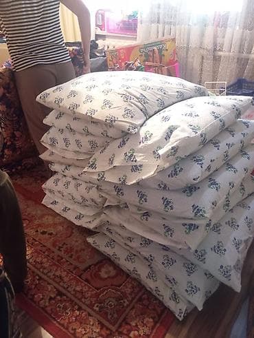 подушка для путешествий: Подушки классические, квадратные. - Размер ориентировочно 70×70 см — 1