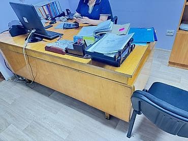 Офисные столы: Офисный письменный стол из шпона/массива светлого древесного тона. - — 1