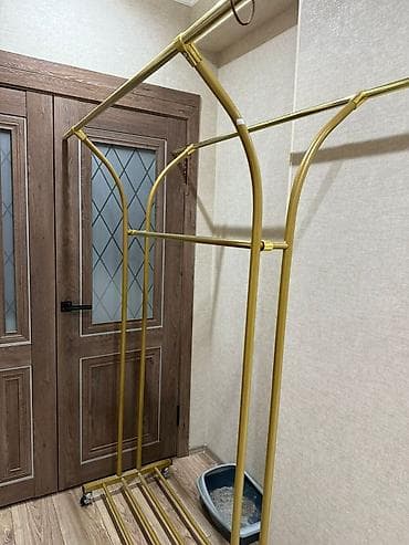 Напольная мобильная вешалка/гардеробная стойка из металла, золотистого