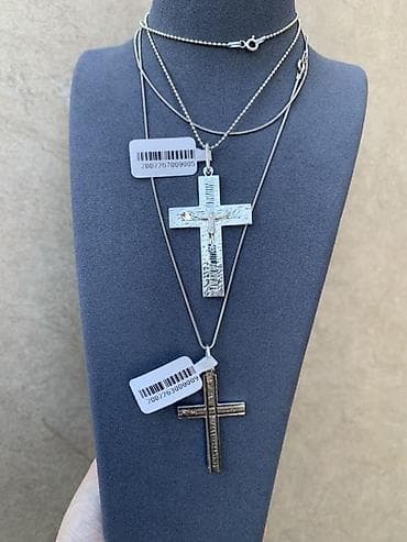 Личные вещи: Подвески-кресты и цепочки из серебристого металла. - Разнообразие — 2
