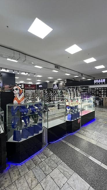 center: Продаю место в ТЦ Витрины новые качественные Место на аренде Место — 4