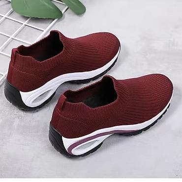 худи с замком: Женские кроссовки 
Размеры: 
Черные:38
Бордовые-39,40 — 2