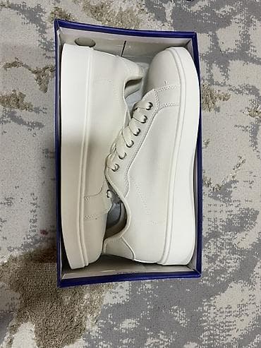 Сапоги: Белые кеды Comf… (на коробке — «comfort»): минималистичный дизайн — 3