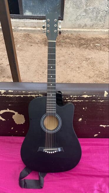 полуакустическая электрогитара: Акустическая гитара с вырезом, цвет матовый черный. Особенности: - — 2