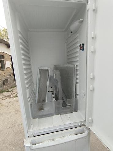 Холодильник Indesit, Б/у, Двухкамерный at lalafo.kg Холодильник Indesit, Б/у, Двухкамерный